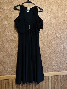 FunFash Black Cold-Shoulder Midi Dress with Rhinestone Detail
